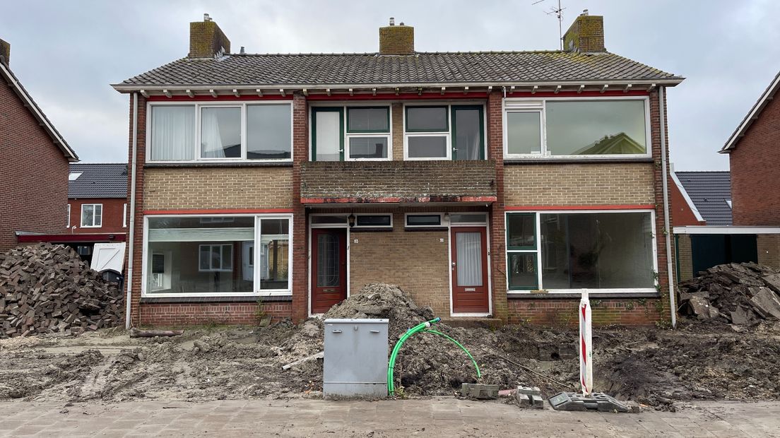 Een te slopen huis dat volgens Dorpsbelangen meer kleurenvariatie heeft dan de nieuwe woningen