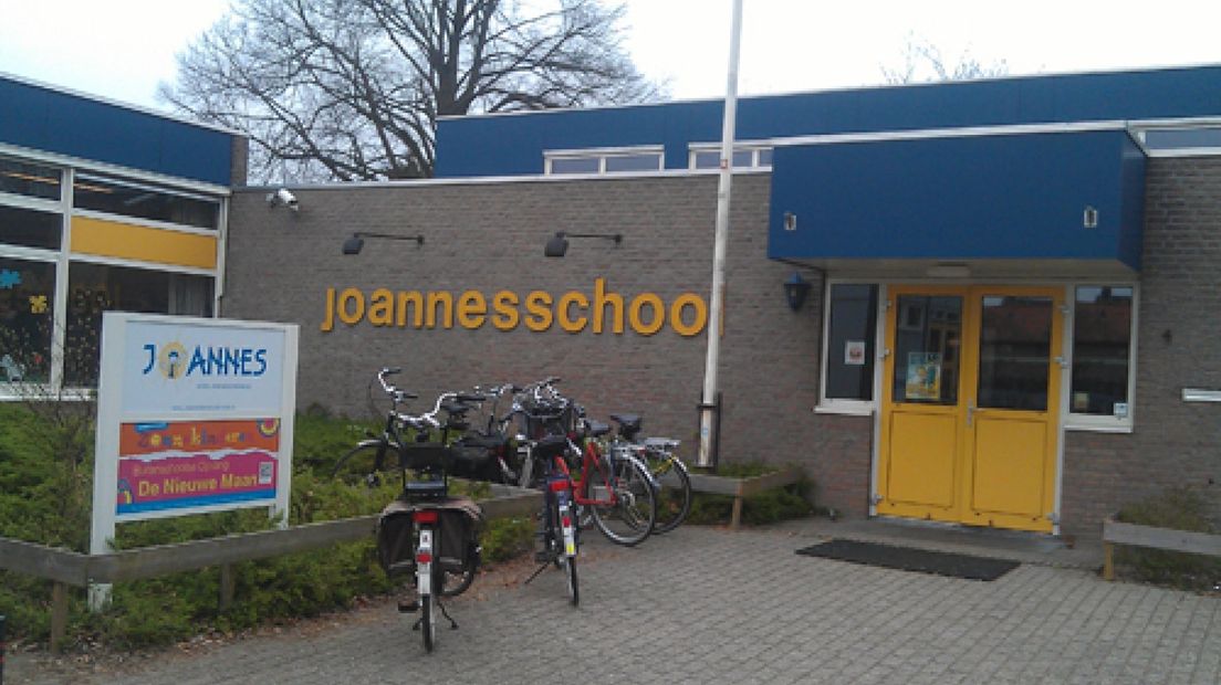Een 55-jarige Arnhemse leerkracht van de Joannesschool in Groessen is op non-actief gesteld.