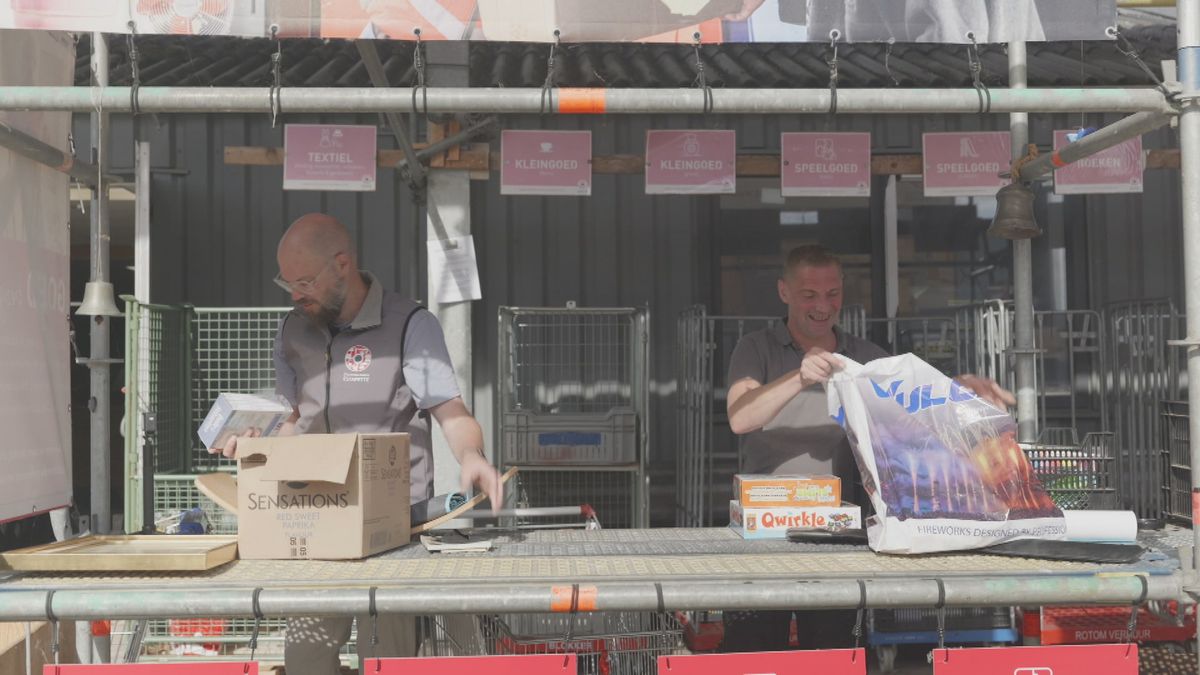 Vrijwilligers houden kringloopwinkel De Estafette draaiende: 