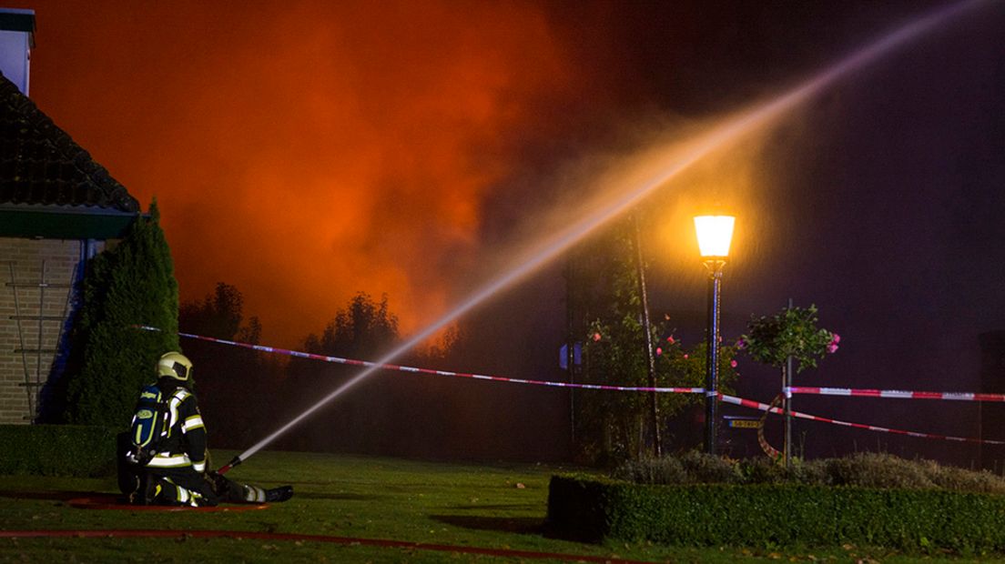 De brandweer rukte met groot materieel uit.