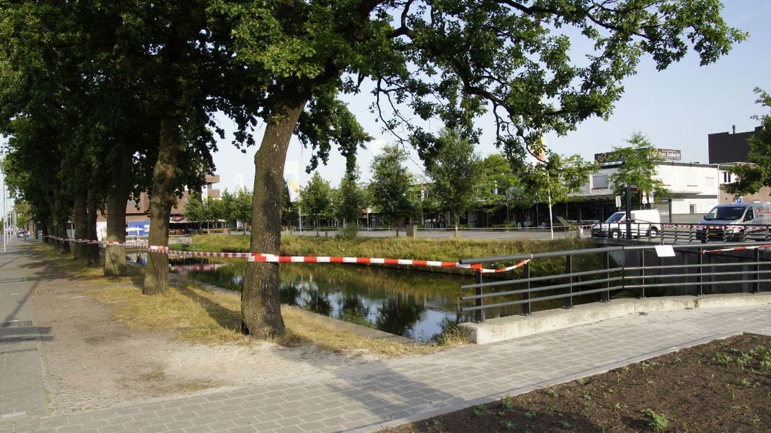 Het is geen zwemwater, maar gemeente Emmen heeft voor de zekerheid het kanaal gedeeltelijk afgezet (Rechten: Van Oost Media)
