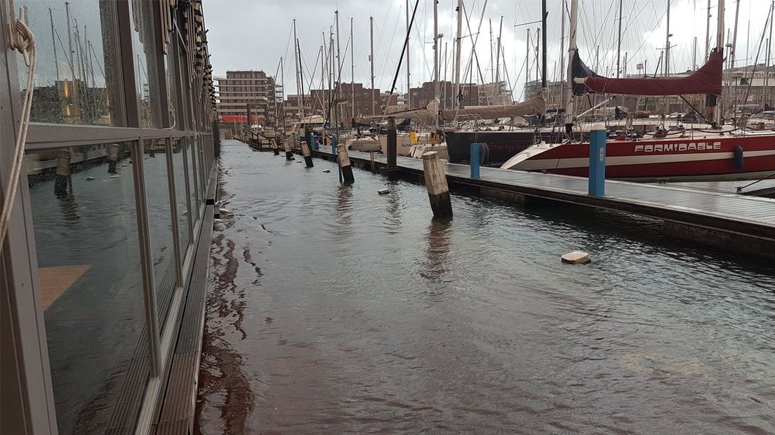 Hoog water in de Scheveningse haven
