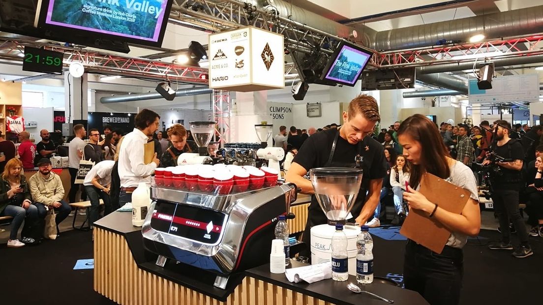 Rob Clarijs in actie tijdens Coffee Masters in Londen