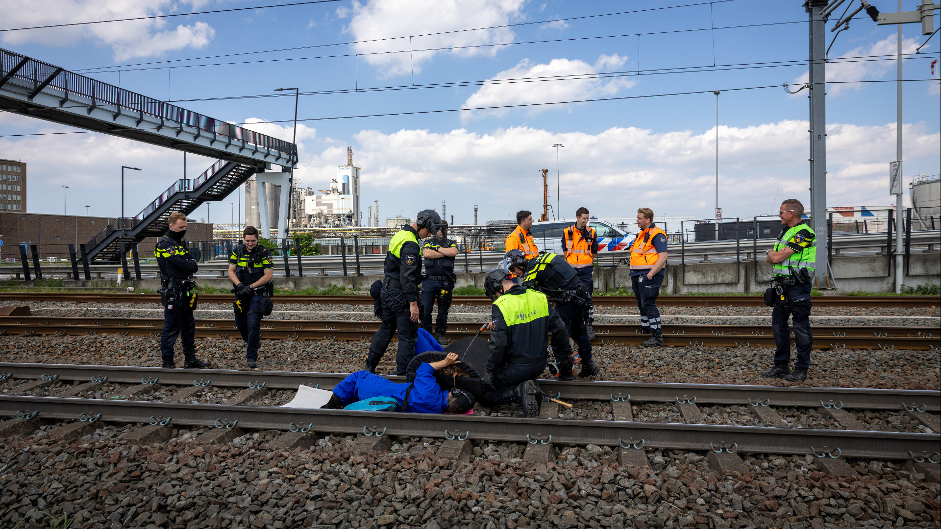 Agenten maken demonstranten los om ze te verwijderen