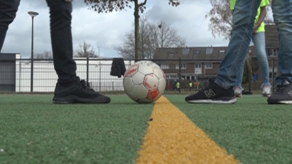 Leerlingen aan het voetballen