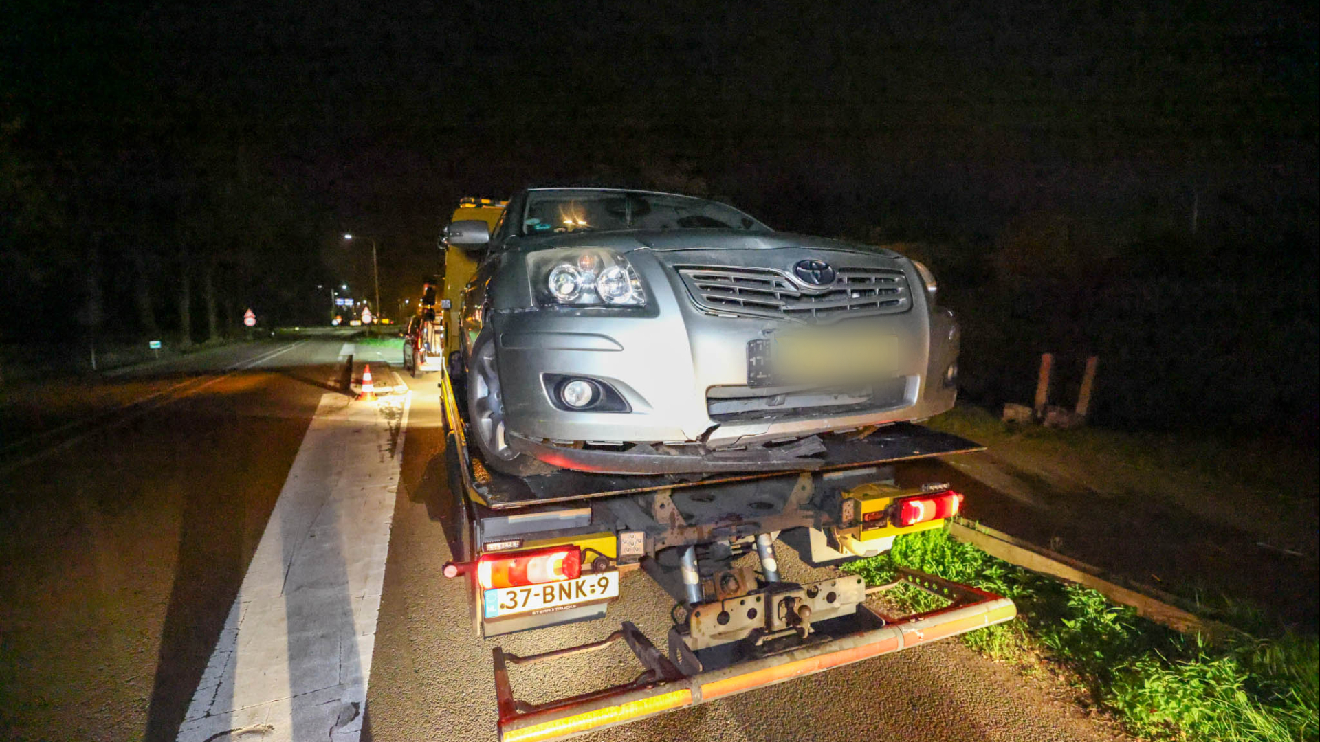 Beschonken automobilist rijdt lantaarnpaal uit de grond in Woudenberg