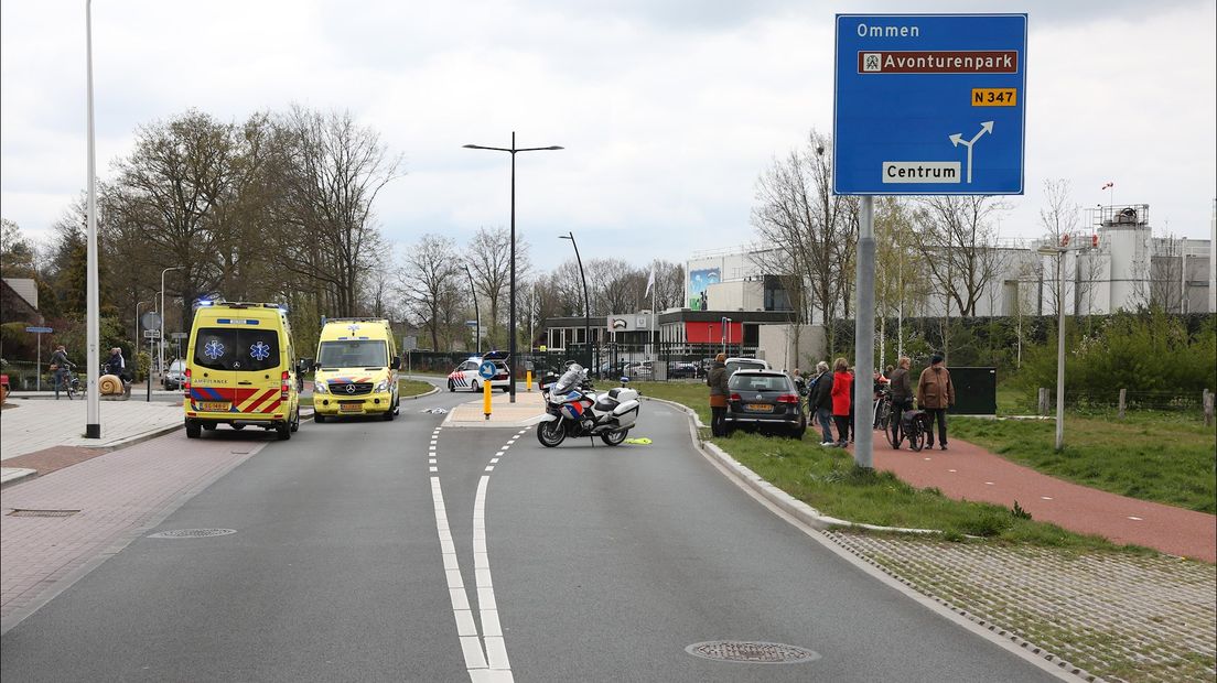 Fietser gewond geraakt bij aanrijding in Hellendoorn: traumahelikopter opgeroepen