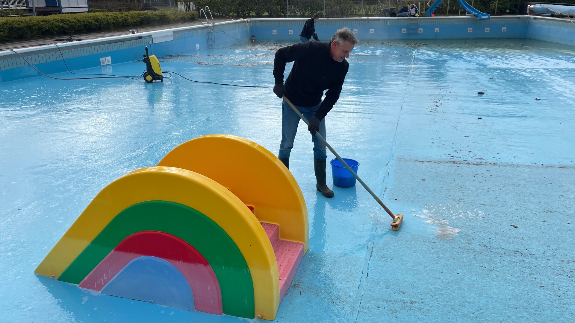 Zwembad Electra wordt gesopt voor het nieuwe seizoen