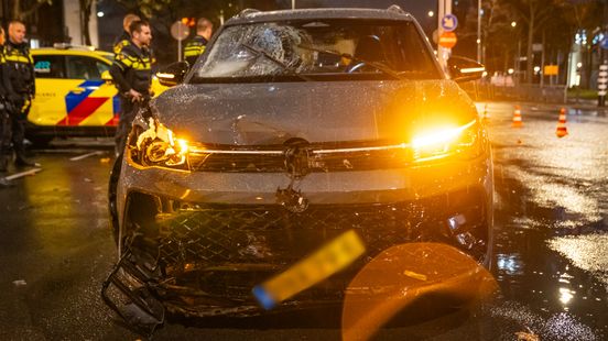 Grote schade bij botsing tussen scooter en auto in Rotterdam-Centrum