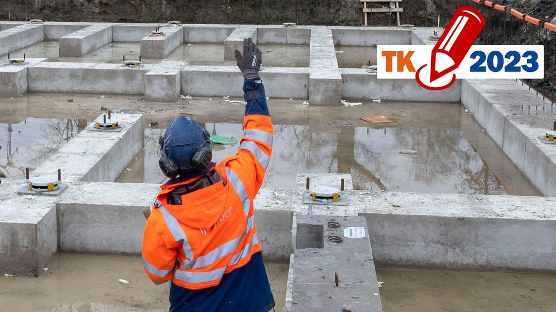Een bouwvakker bij de fundering van een nieuwbouwwoning