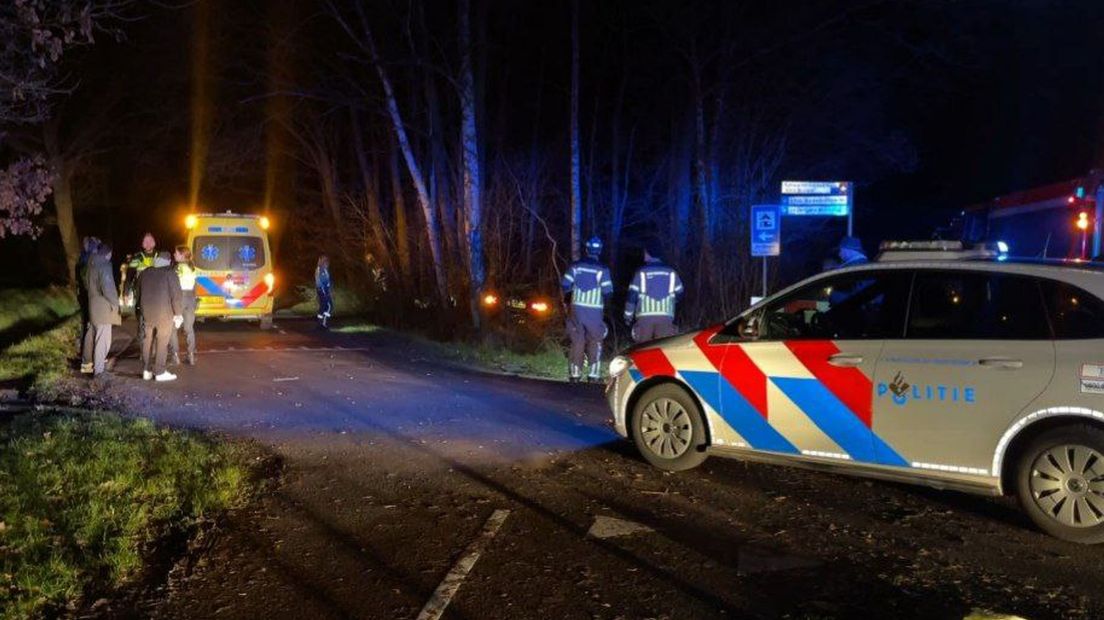 Auto rijdt de bosjes in en bestuurder neemt de benen