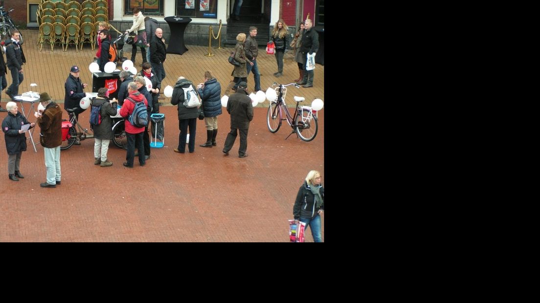 Leger Des Heils deelt soep uit op de Grote Markt in Groningen