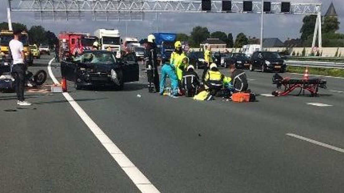 Op de A50 bij knooppunt Valburg zijn woensdagochtend twee ongelukken gebeurd. Bij het eerste ongeluk sloeg een personenauto over de kop. In de staart van die file die daarachter ontstond gebeurde een ongeluk tussen een motorrijder en een personenauto.