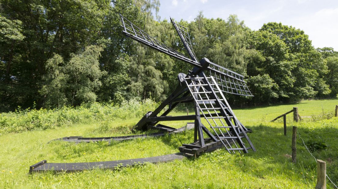Oude Friese tjaskermolen in het Nederlands Openluchtmuseum in Arnhem
