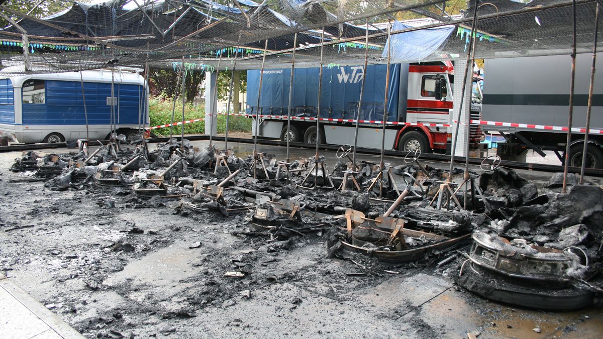 Botsauto's uitgebrand op kermis Schimmert