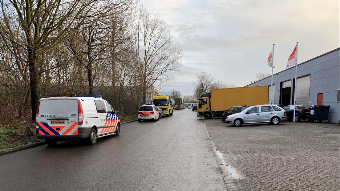 Politie-inval bij autobedrijf in Deventer