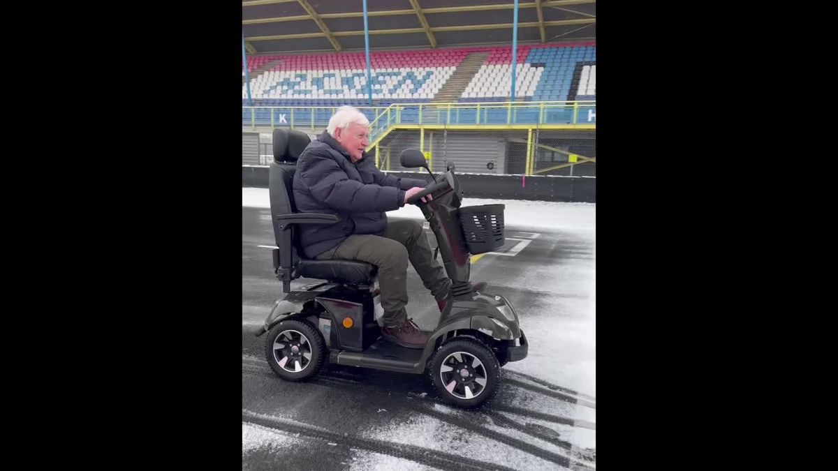 Klaas (80) gaat driftend over het TT Circuit