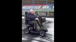 Klaas (80) gaat driftend over het TT Circuit