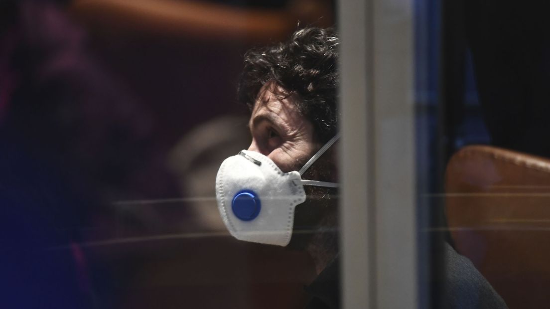 Een man draagt een mondkapje, ter bescherming tegen het coronavirus