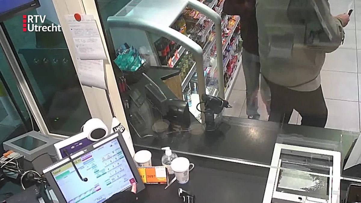 Vrouw pint met gestolen bankpas