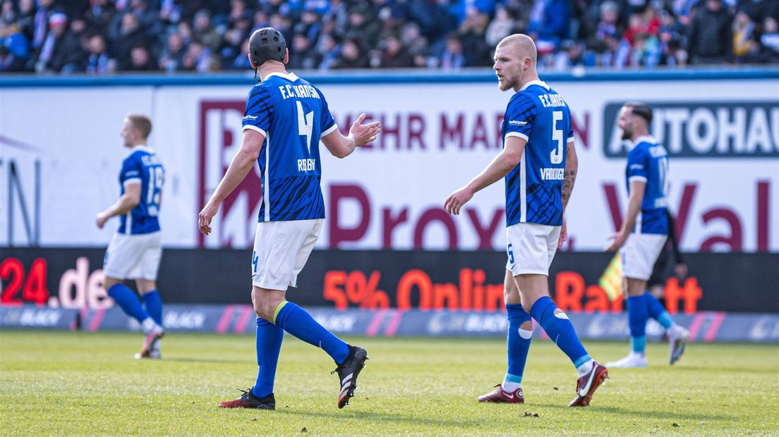 Rick van Drongelen (rechts) in het duel met Karlsruhe