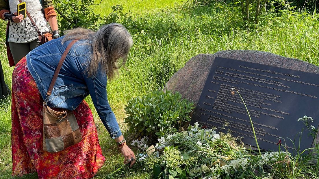 Petra Brouwer legt een witte bloem bij de gedenksteen