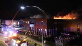 Vlammen slaan uit bedrijf, zeer grote brand in Elburg