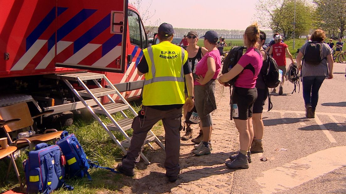 Wandelaars vormen een rij voor de EHBO-post