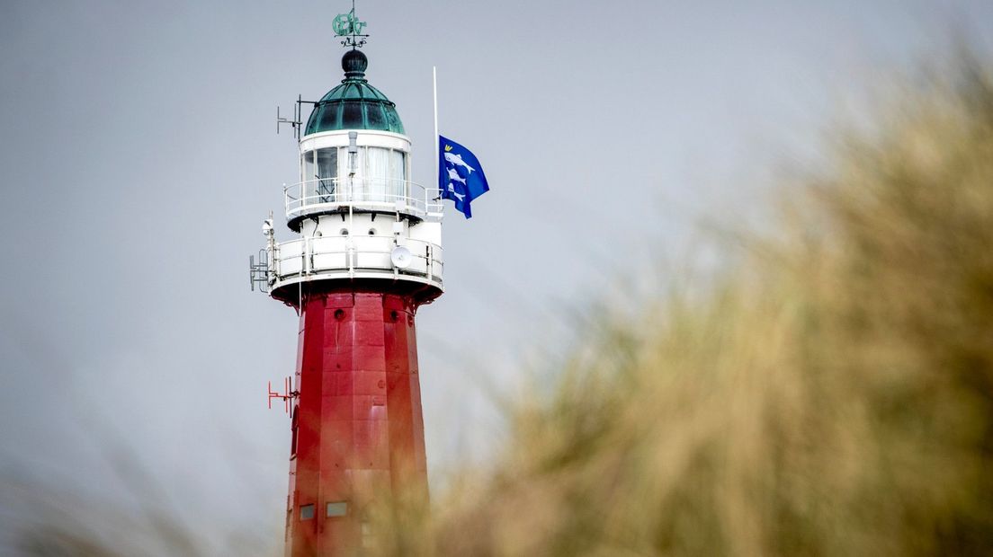 De vlag op de vuurtoren hangt halfstok | ANP