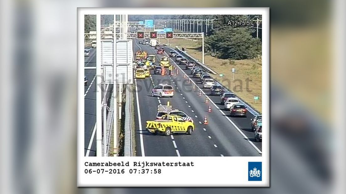 De A12 werd rond 07.15 uur vrijwel helemaal afgesloten.