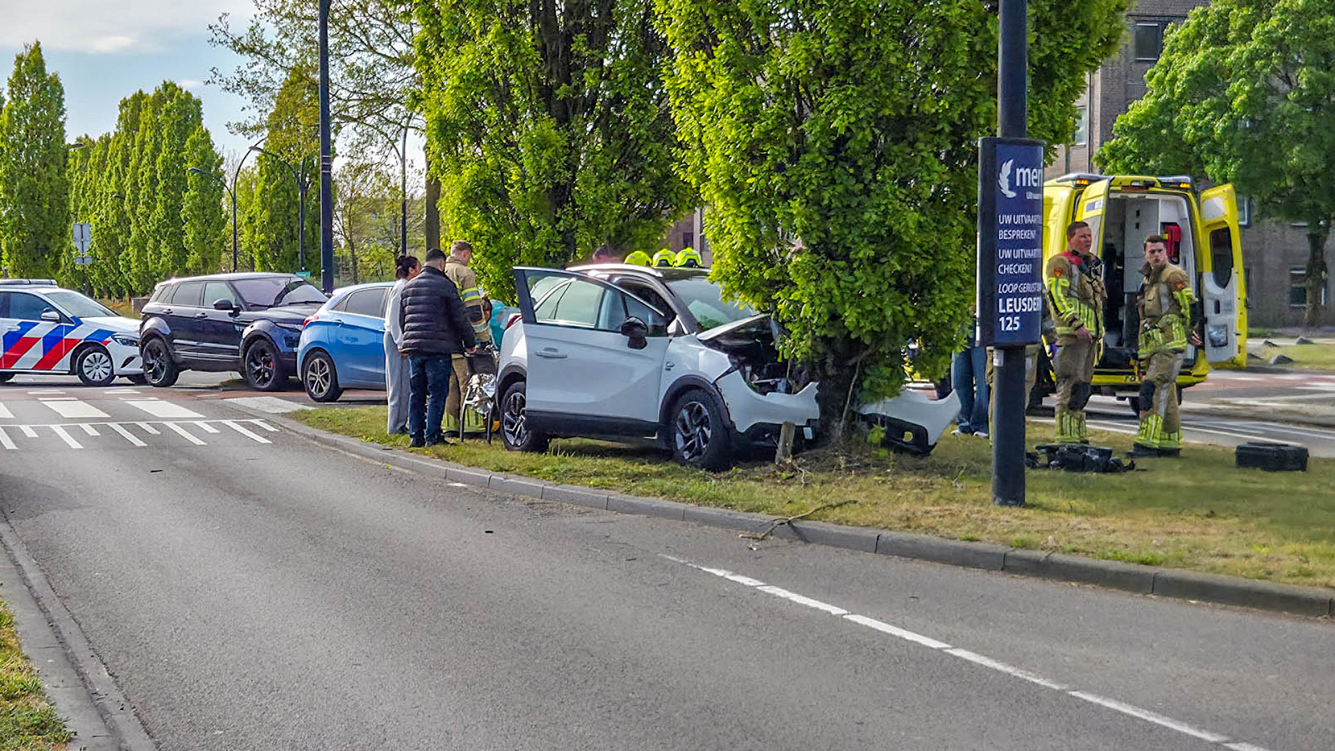 Auto knalt hard tegen boom in Amersfoort
