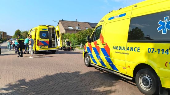 Scooterrijder zwaargewond na botsing in woonwijk. Scooterrijder zwaargewond na botsing in woonwijk.