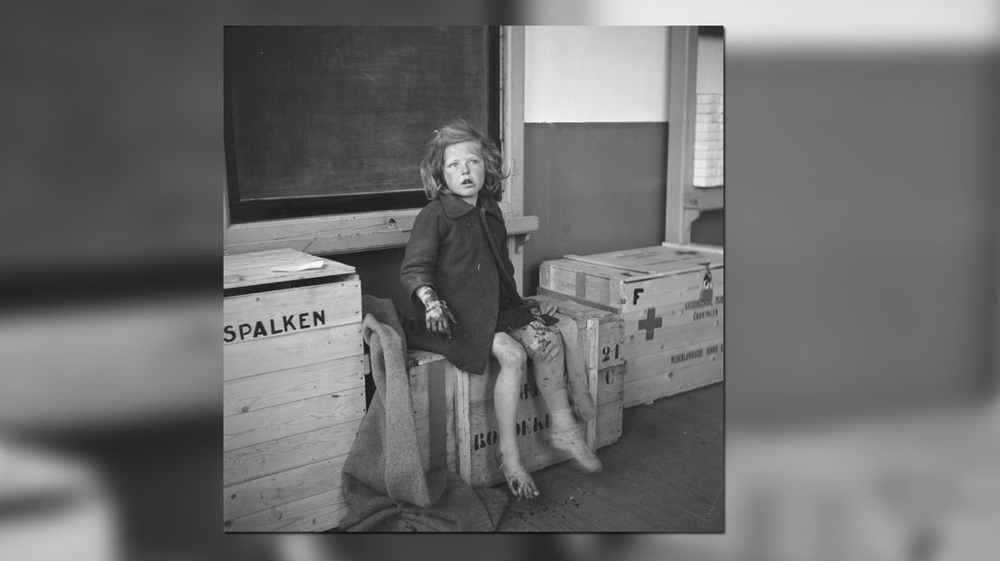 De 6-jarige Betsy Wieringa op de verbandpost in Ten Boer