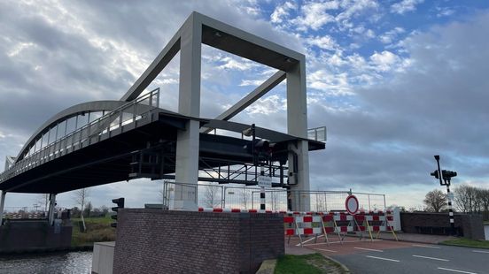 Dorkwerderbrug langer dicht, dorpsvereniging start petitie voor tijdelijk pontje