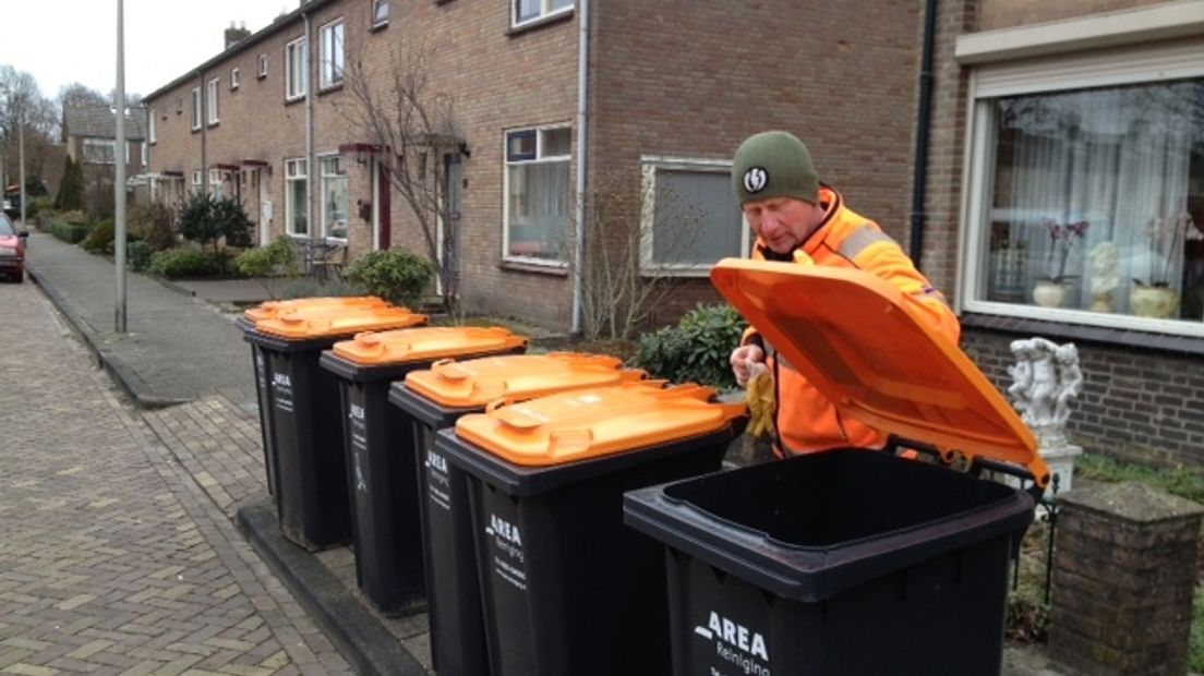 De oranje afvalcontainers (Rechten: archief RTV Drenthe)