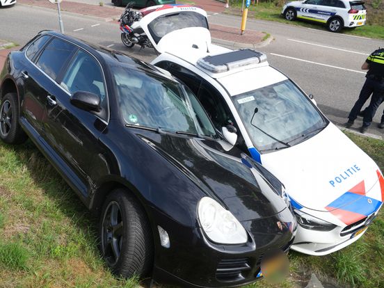 Bestuurder negeert stopteken, politie rijdt vluchter klem in Meppel