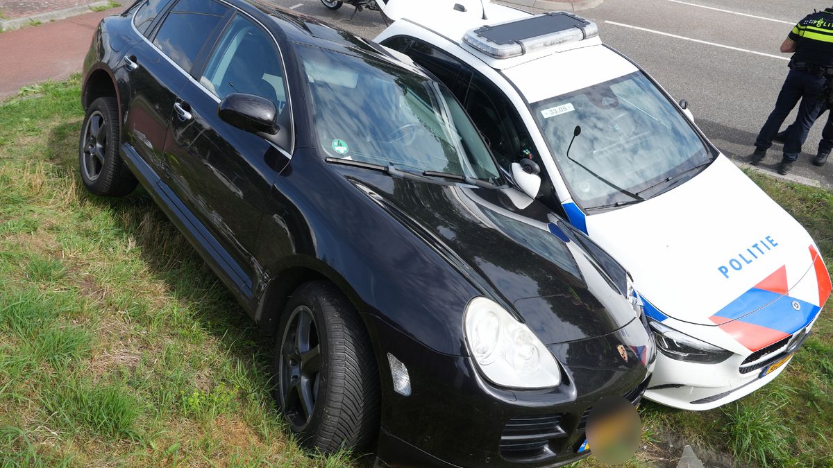 Bestuurder negeert stopteken, politie rijdt vluchter klem in Meppel