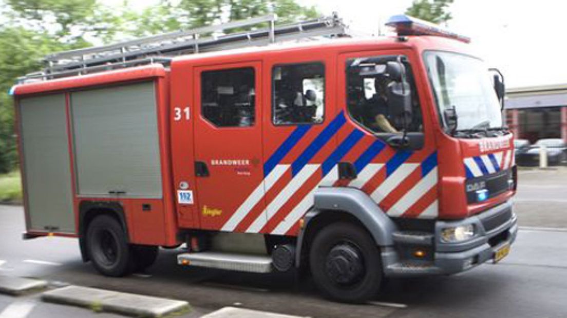 Brand na explosie bij stal in Stroe