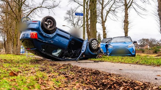 Auto slaat over de kop na botsing