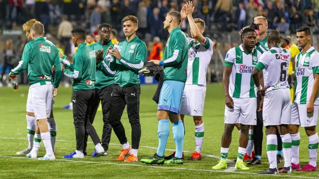De teleurgestelde spelers van FC Groningen bedanken de meegereisde fans