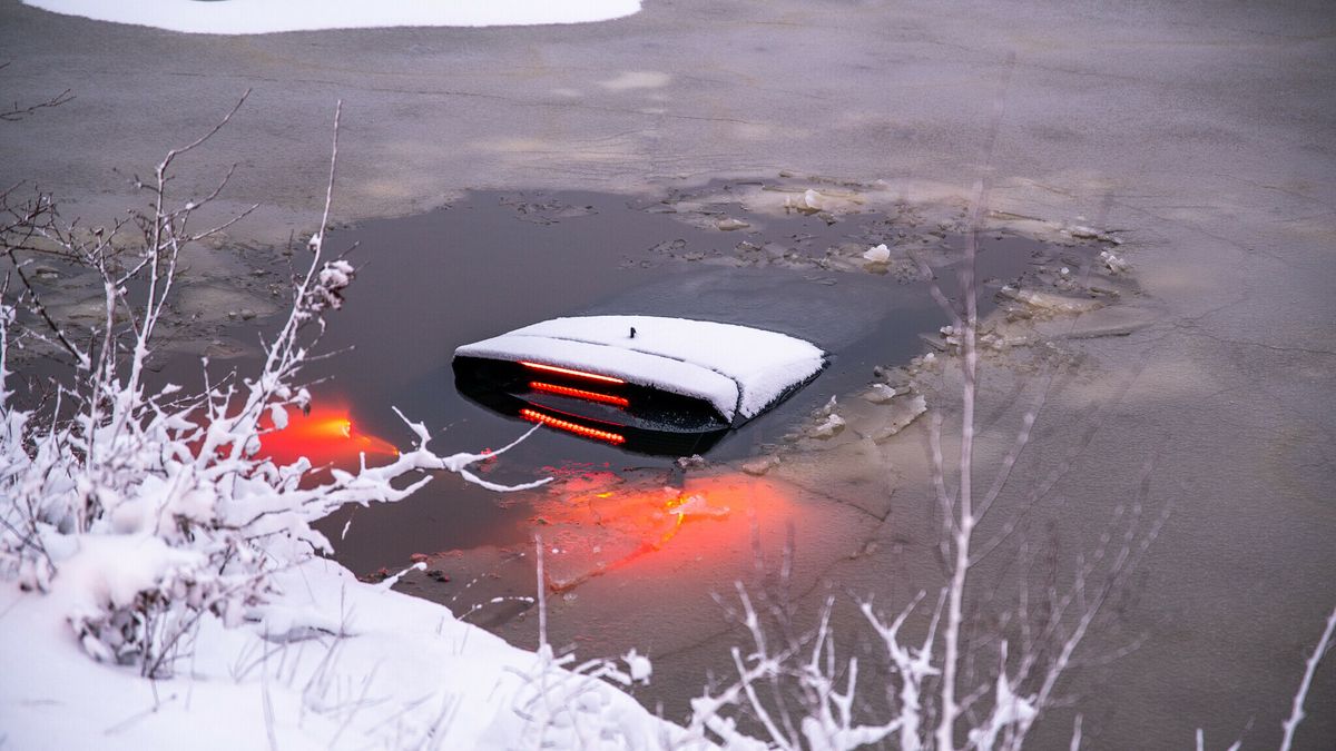 Auto in de sloot bij Oldeberkoop