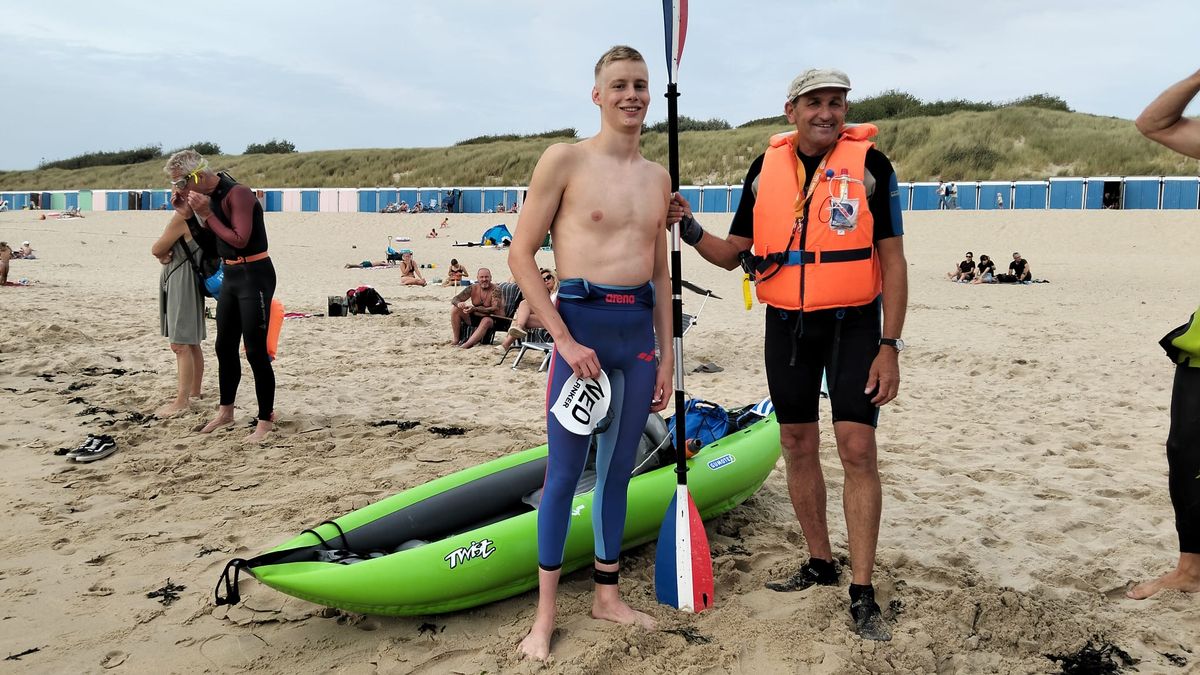 Voor derde keer op rij wint Bas Blanker (18) zwemtocht op zee: 'Hij zwemt als een dolfijn'