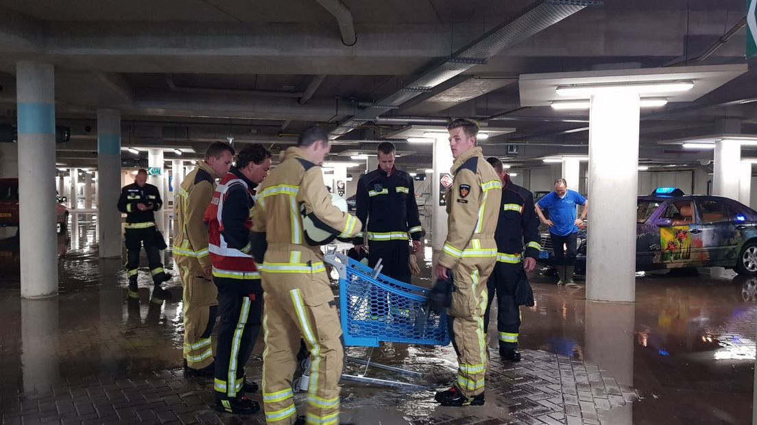 Water in de parkeergarage in het winkelcentrum Kloosterveen (Rechten: Persbureau Meter)