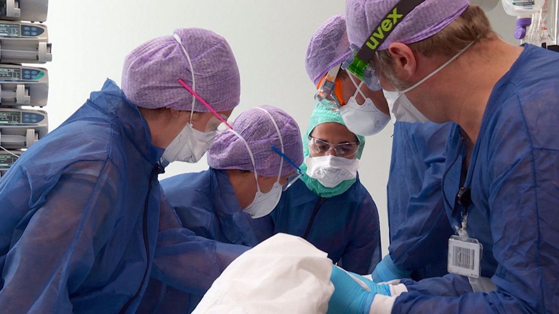Een coronapatiënt in het ziekenhuis wordt behandeld