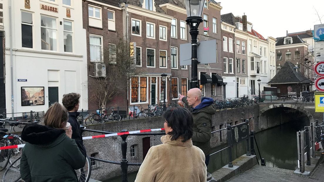 Ook aan de achterkant van het pand zijn ramen gesprongen door de explosie