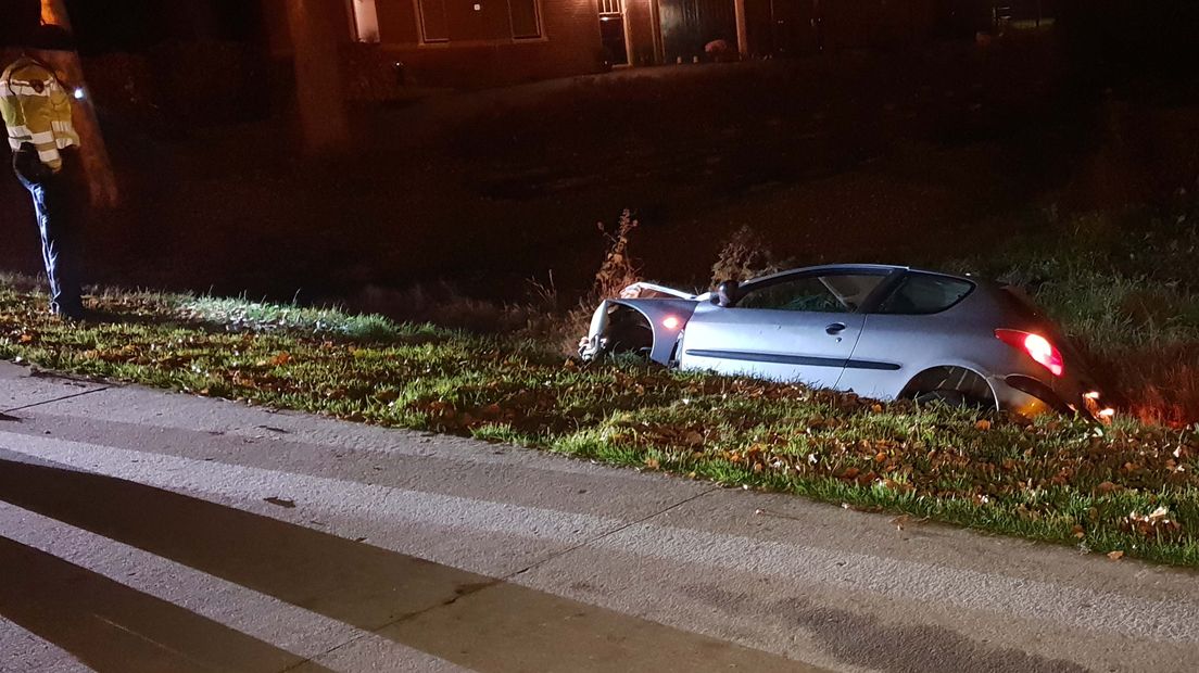 De auto belandde naast de weg in de sloot (Rechten: Persbureau Meter)