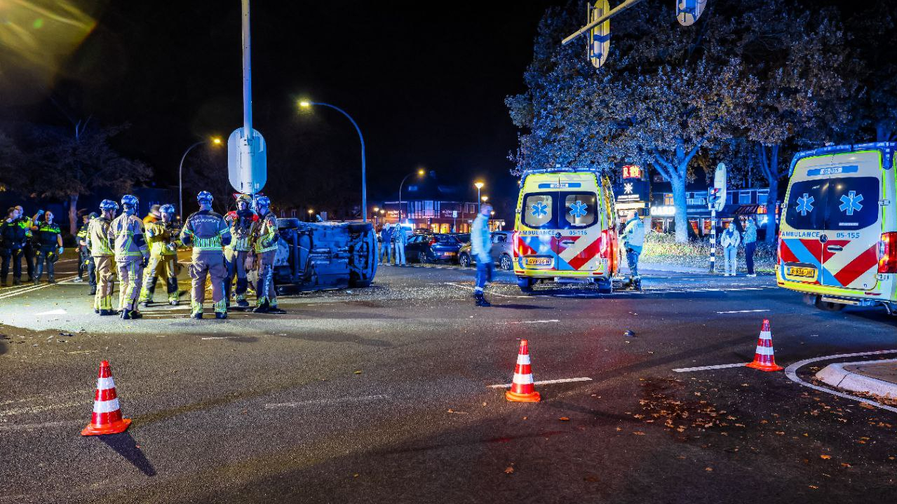 Auto op de kant na harde aanrijding in Borne.