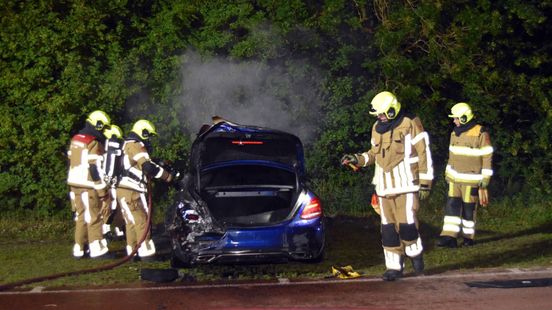 Auto vat vlam aan de voor- én achterkant, politie vermoedt brandstichting