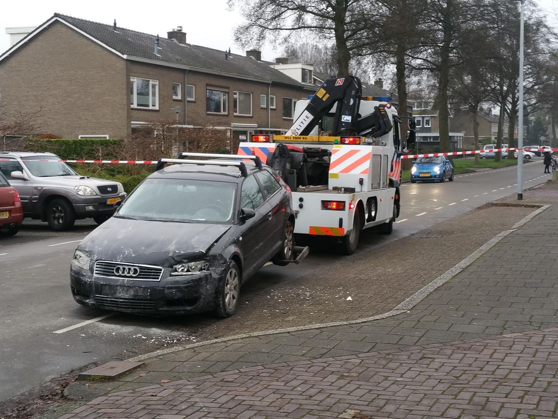 Auto wordt weggesleept