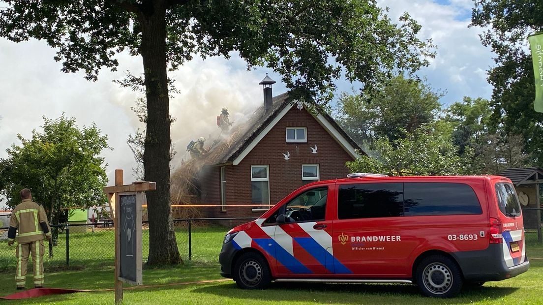 Brandweer klimt het dak op om vuur te blussen (Rechten: RTV Drenthe / Ineke Kemper)